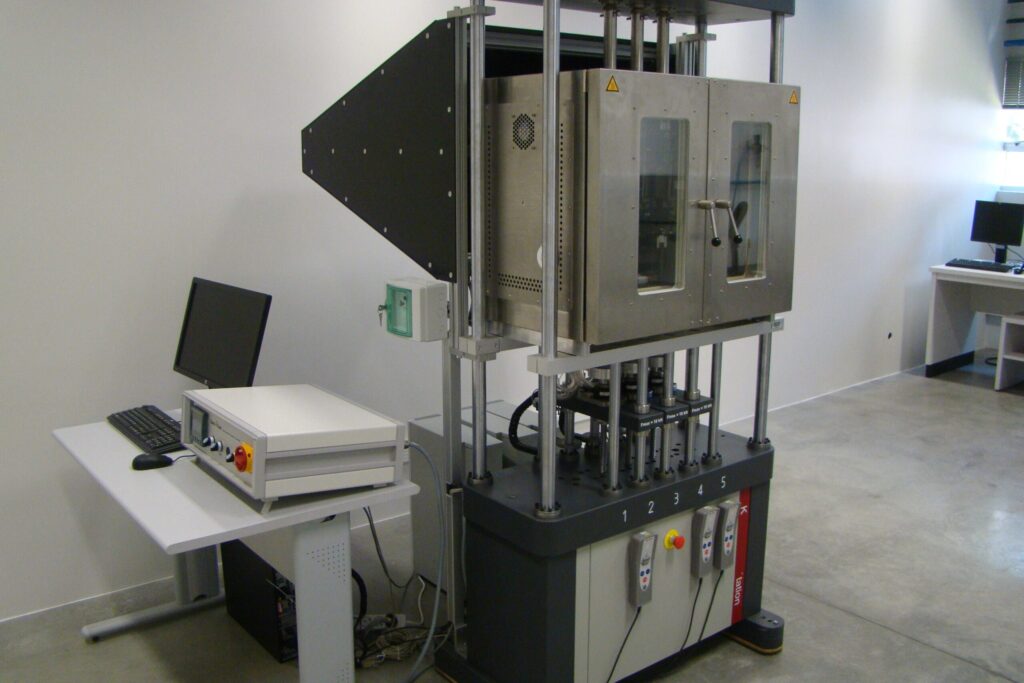 Teste de tração realizado em laboratório para garantir a qualidade