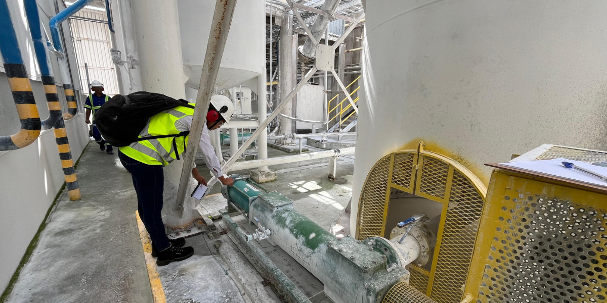 Técnico da FOX avaliando bomba helicoidal para possível retrofit