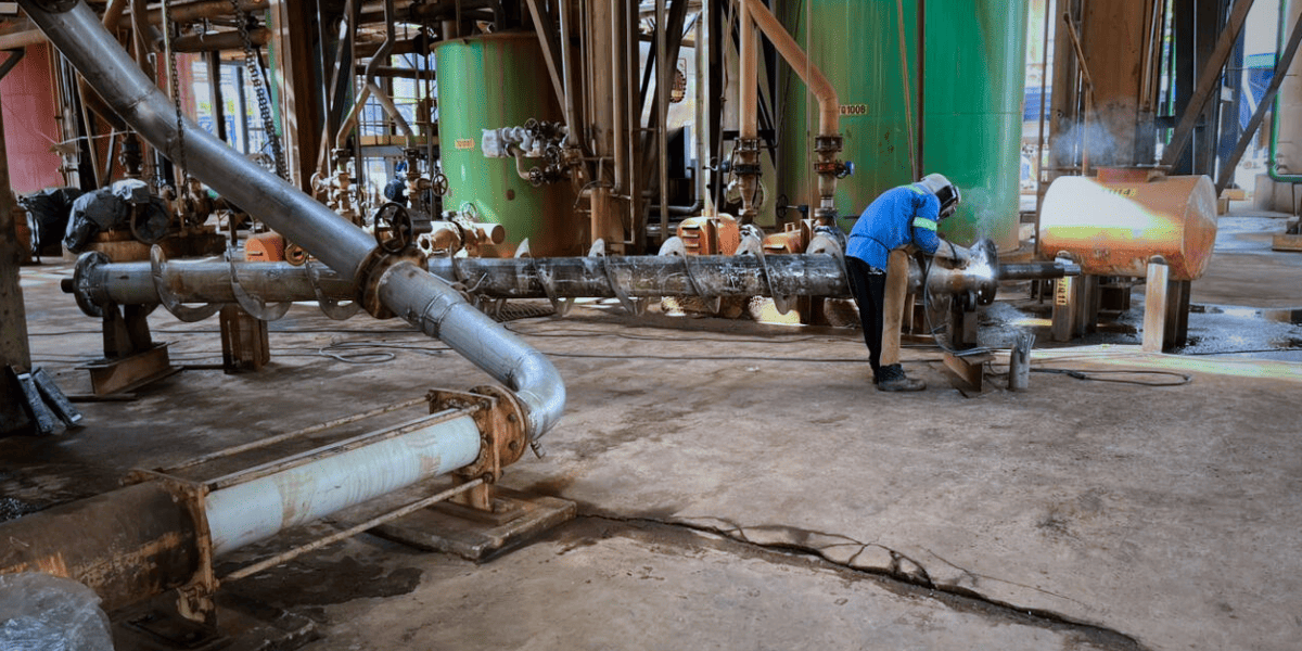 Mecânico realiza manutenção corretiva preventiva preditiva em fuso de bomba helicoidal no chão de fábrica