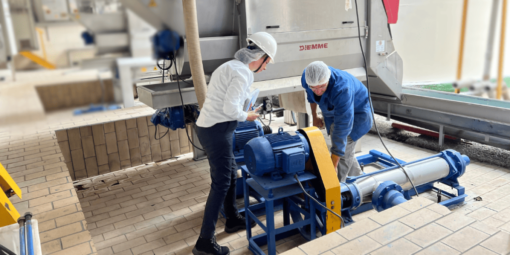 Técnico da FOX e mecânico verificando a plaqueta para identificar bomba helicoidal