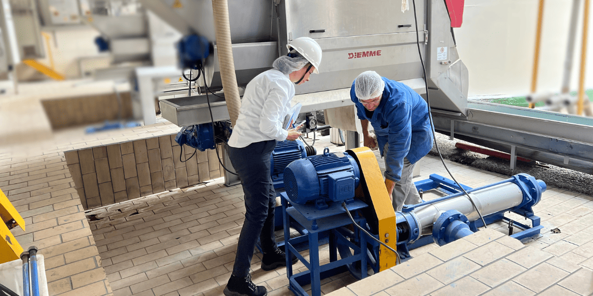 Técnico da FOX e mecânico verificando a plaqueta para identificar bomba helicoidal
