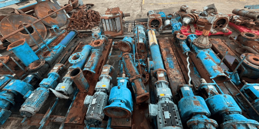 Equipamentos industriais desmontados em bancada para inspeção de desgaste e avaliação da depreciação de máquinas e equipamentos.