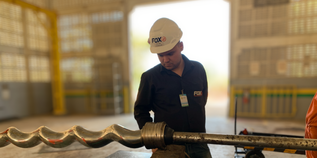 Mecânico inspecionando o estator de uma bomba helicoidal durante rotina de manutenção preventiva.