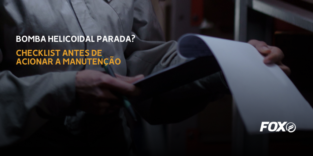 bomba helicoidal parada: técnico realizando checklist antes de acionar a manutenção